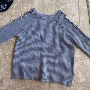 Knitted sweater with hand-tied shoulders